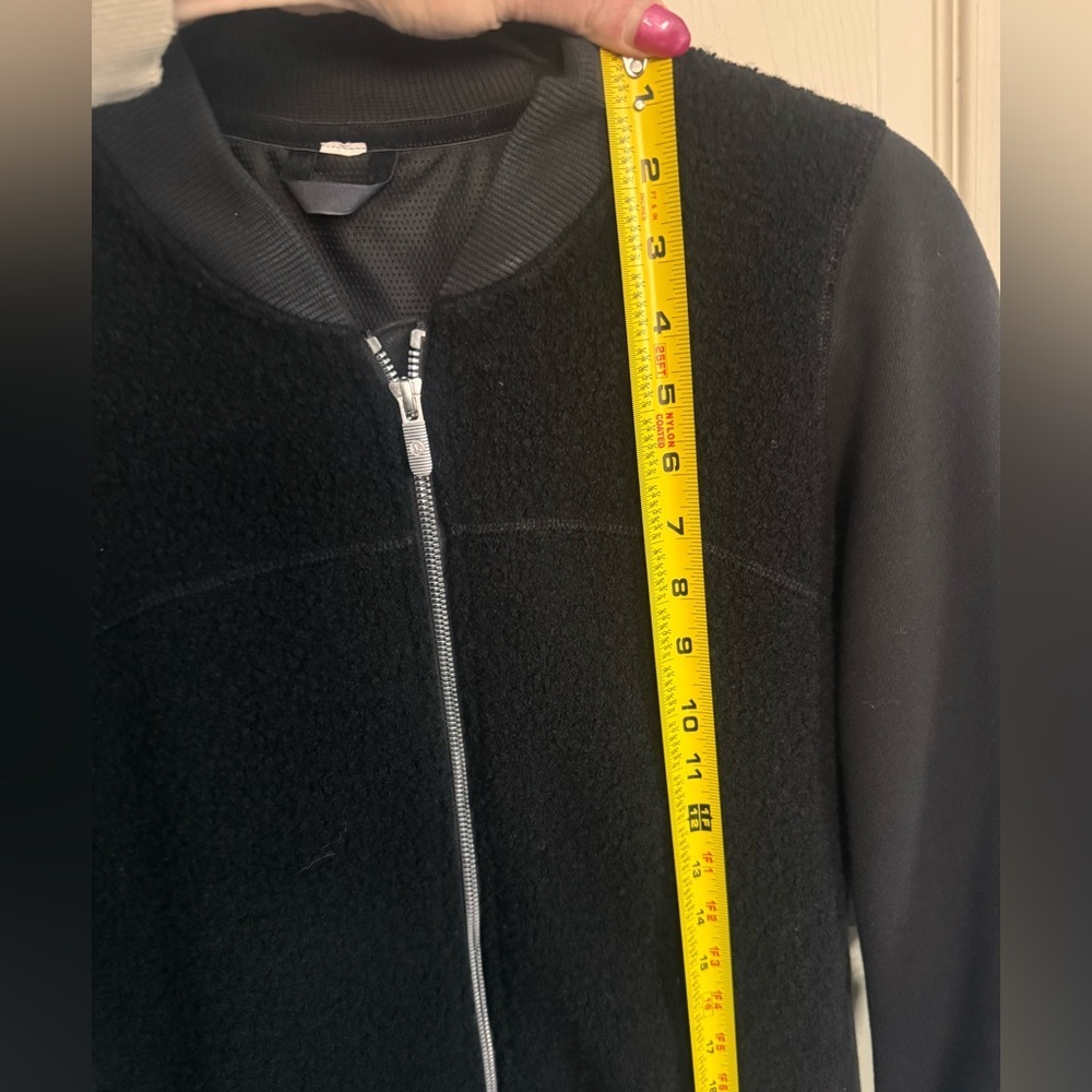 Lululemon Women's Black Stand Out Sherpa Jacket Full Zip Size: 8 - Picture 14 of 16